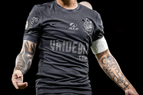 Corinthians estreia nova camisa II em empate com o Fortaleza pelo Brasileiro