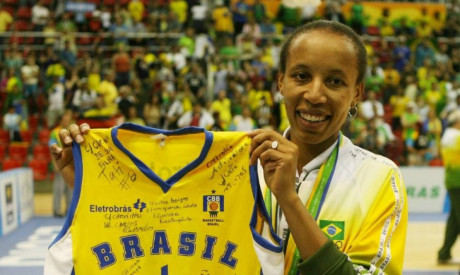 Janeth sendo homenageada em sua despedida das quadras, nos Jogos Pan-Americanos do Rio (2007)