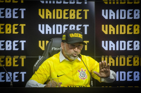 Augusto Melo comentando o contrato firmado com a VaideBet