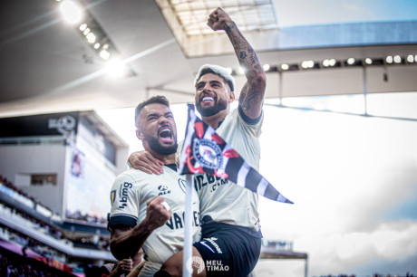 O Corinthians busca conquistar sua primeira vitria na competio