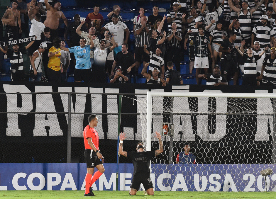 Corinthians superou o Nacional, por 2 a 0, pela quarta rodada da Sul-Americana