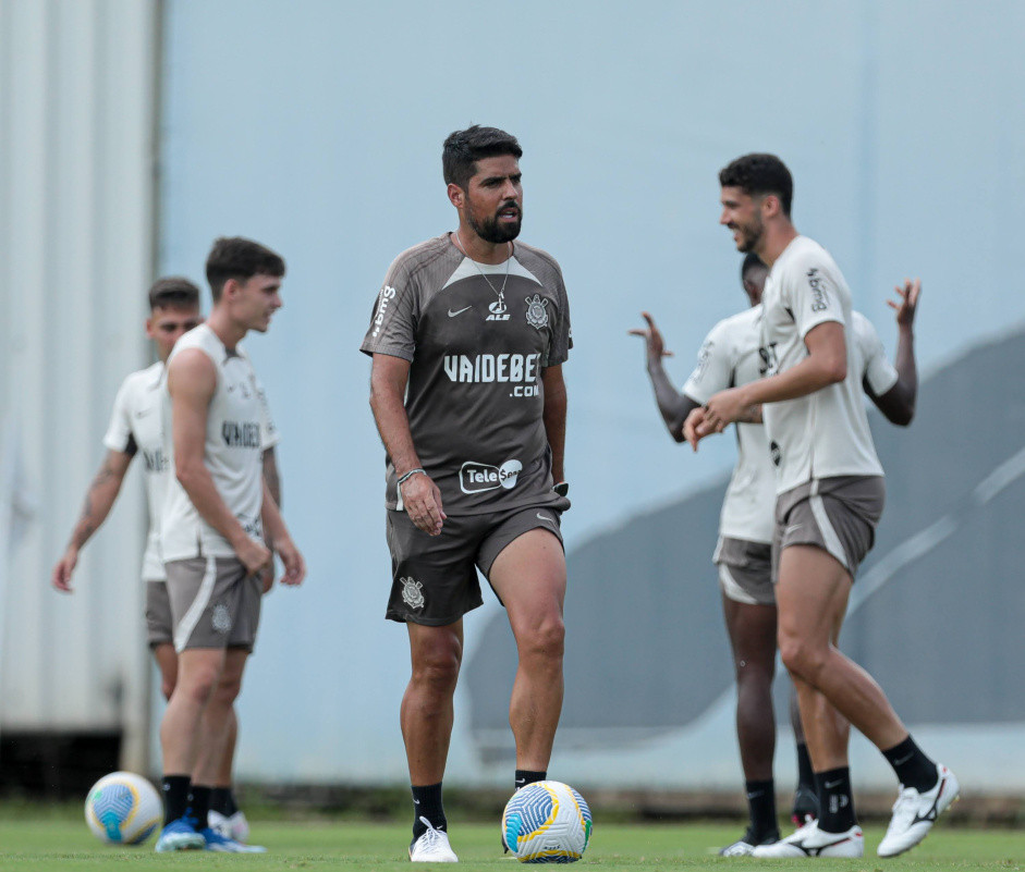 Corinthians faz ltimo treino de olho no Argentinos Juniors com mudanas