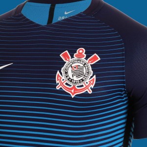 Camisa do Corinthians de 2016 - Uniforme III - Detalhe do escudo