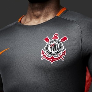 Camisa do Corinthians de 2017 - Detalhe do escudo no novo terceiro uniforme