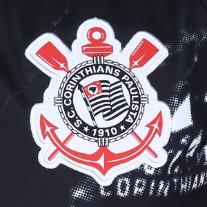 Camisa do Corinthians de 2019 - Uniforme III - detalhe escudo