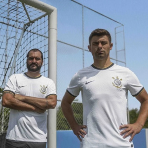 Camisa do Corinthians de 2022 - Alex e Danilo, campeões em 2012, com o uniforme I