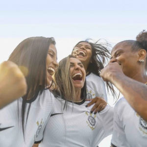 Camisa do Corinthians de 2022 - Uniforme I nas jogadoras do feminino