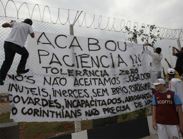 Fora do G4, torcedores protestaram no CT do Corinthians