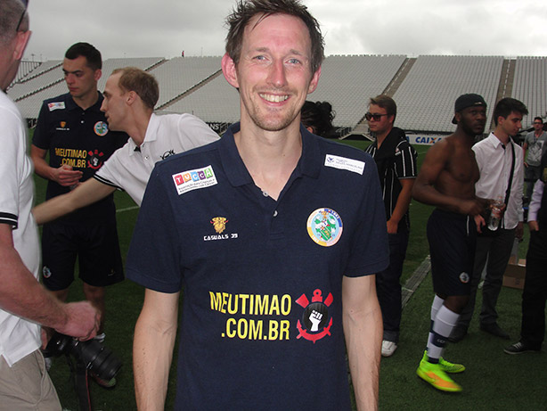 Chris Watney usando a camisa com o logo do MeuTimao