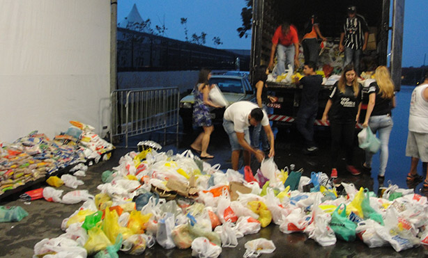 Fotos da arrecadacao de alimentos na arena Corinthians
