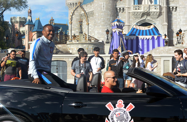 Em carro aberto, Elias desfilou na Parada da Disney