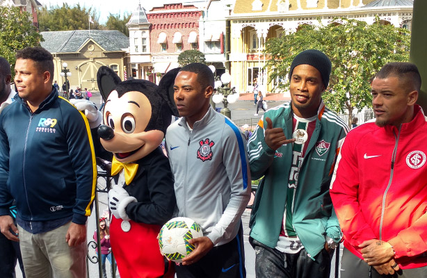 Ronaldo, Mickey, Elias e Ronaldinho fazem pose para foto
