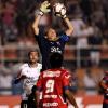 Danilo observa a bola levantada na rea do Independiente de Medellin