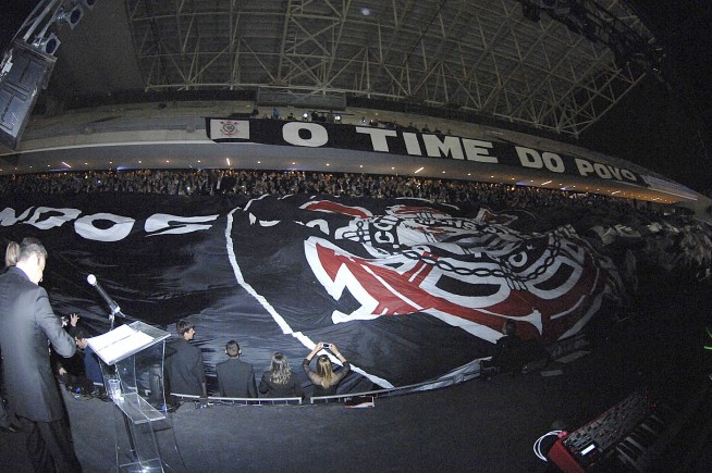 Bandeirão foi esticado na Arena Corinthians