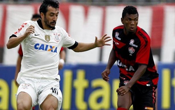 Douglas é uma das novidades do time titular do Corinthians, retornando no lugar de Danilo
