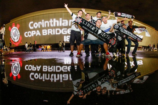 Corinthians massacra São Paulo em renda e público na Libertadores