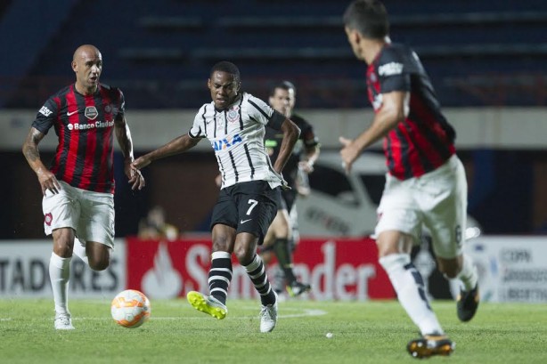 Artilheiro do Corinthians na competição, Elias marcou o gol do Timão