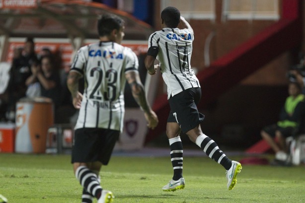 Elias comemorando gol do Corinthians contra o San Lorenzo