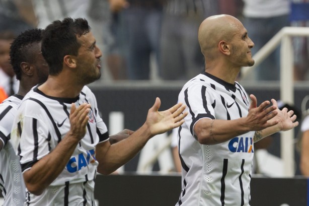 Fábio Santos marcou o gol a favor do Corinthians