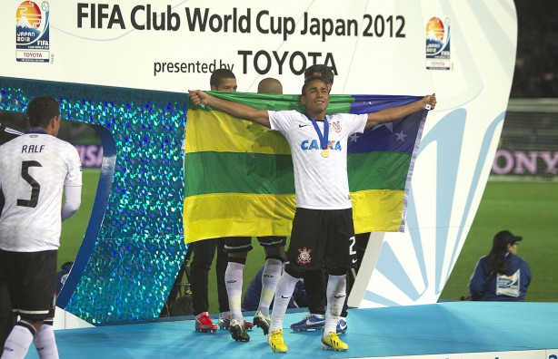 Jorge Henrique celebra conquista do Mundial de 2012, sobre o Chelsea, no Japo
