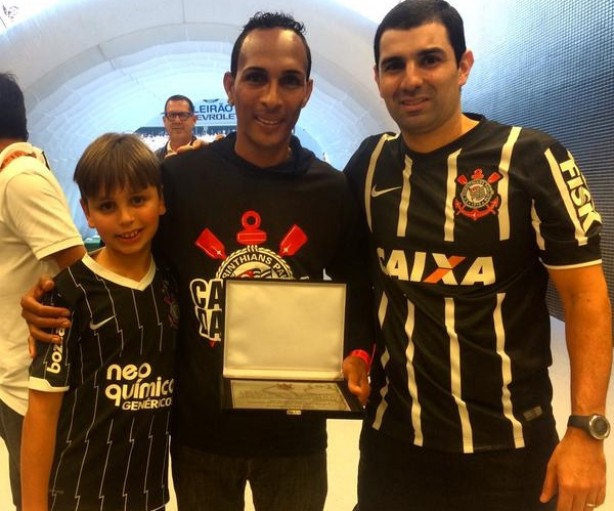 Liedson posa com placa recebida pelo Corinthians neste domingo