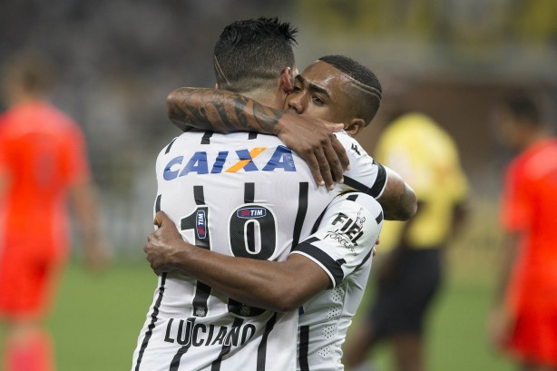 Luciano comemora com Malcom gol do Corinthians