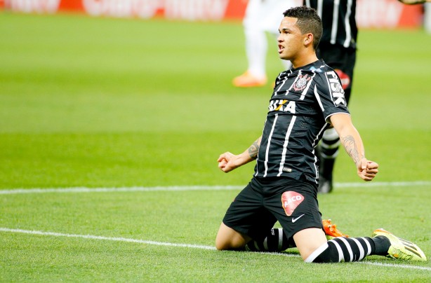 Luciano marcou os dois gols do Corinthians contra o Avaí