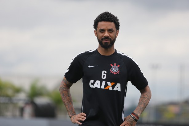 'Correndo atrás' - Ainda devendo em 2015, o volante Cristian briga por uma vaga no meio-campo do Corinthians. Tem espaço, Fiel?