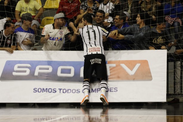 Simi comemora com a Fiel o segundo gol dele na partida, o terceiro do Corinthians/UNIP