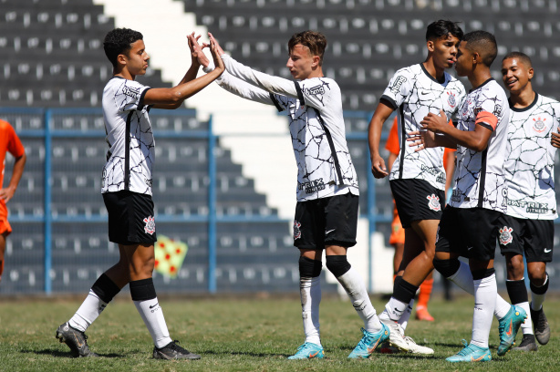 O Corinthians venceu o Brasilis neste sbado, por 4 a 2