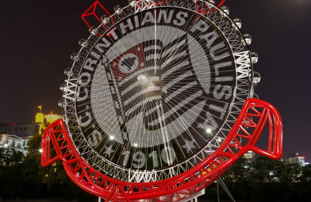 A promessa de uma roda gigante com o escudo do Corinthians em So Paulo