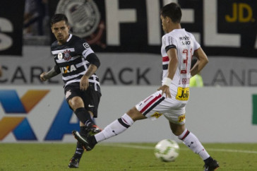 Fagner tocando a bola em partida v�lida pela final da Fl�rida Cup 2017 contra o S�o Paulo