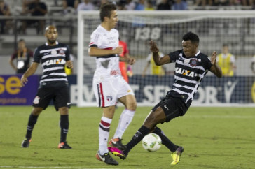 Mois�s e Fellipe Bastos dividindo a bola com jogador do S�o Paulo na final da Fl�rida Cup 2017