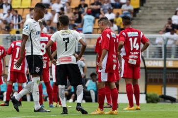 Jogadores comemoram o t�tulo da Copa S�o Paulo de futebol Jr
