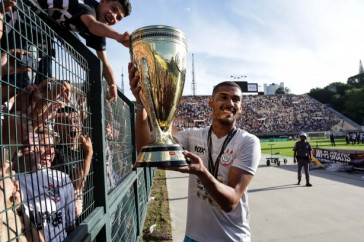 Goleiro Filipe levanta ta�a da Copa S�o Paulo de futebol Jr
