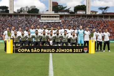Jogadores comemoram o t�tulo da Copa S�o Paulo de futebol Jr
