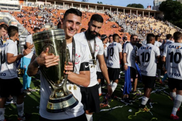 Jogadores levantam ta�a do t�tulo da Copa S�o Paulo de futebol Jr