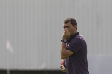 F�bio Carille passa instru��es no treino do Corinthians no CT Joaquim Grava