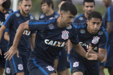 Camacho e equipe treinando para duelo contra o Santos pelo Paulist�o