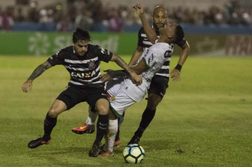 Fagner e Fellipe Bastos em forte dividida com jogador do Brusque, pela Copa do Brasil