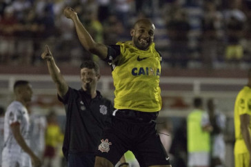 Fellipe Bastos feliz com a classifica��o do Corinthians contra o Brusque
