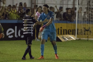 Goleiro C�ssio comemora a classifica��o diante do Brusque