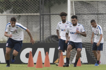 Jogadores treinando no CT