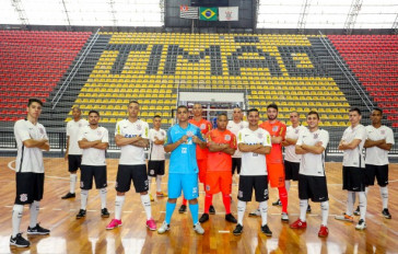 Futsal 2017 se apresentando em foto oficial