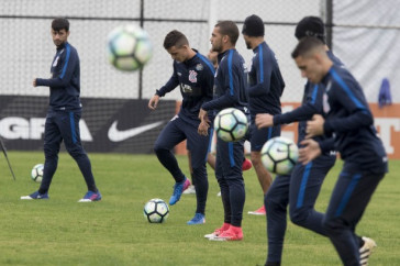 Os jogadores foram 'presenteados' com um treino de futev�lei, para descontrair