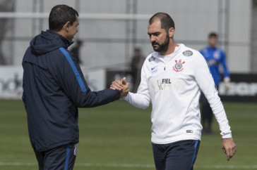 Danilo j� treina com bola