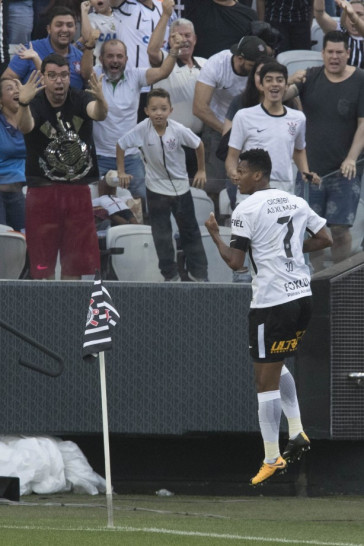 Pr�ximo a torcida, J� comemora o gol contra o Flamengo