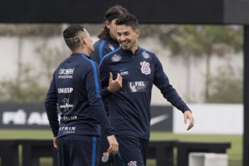 Pedro Henrique conversa animadamente com Guilherme Arana durante treino