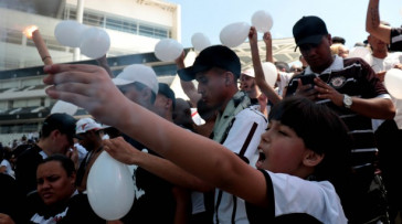 Sinalizadores abrilhantaram celebra��o da torcida alvinegra em Itaquera