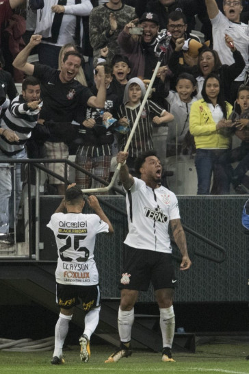 Kazim foi comemorar com a torcida o gol que marcou contra o Ava�, na Arena Corinthians